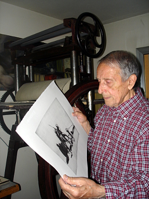 Franco pacetti accanto al torchio